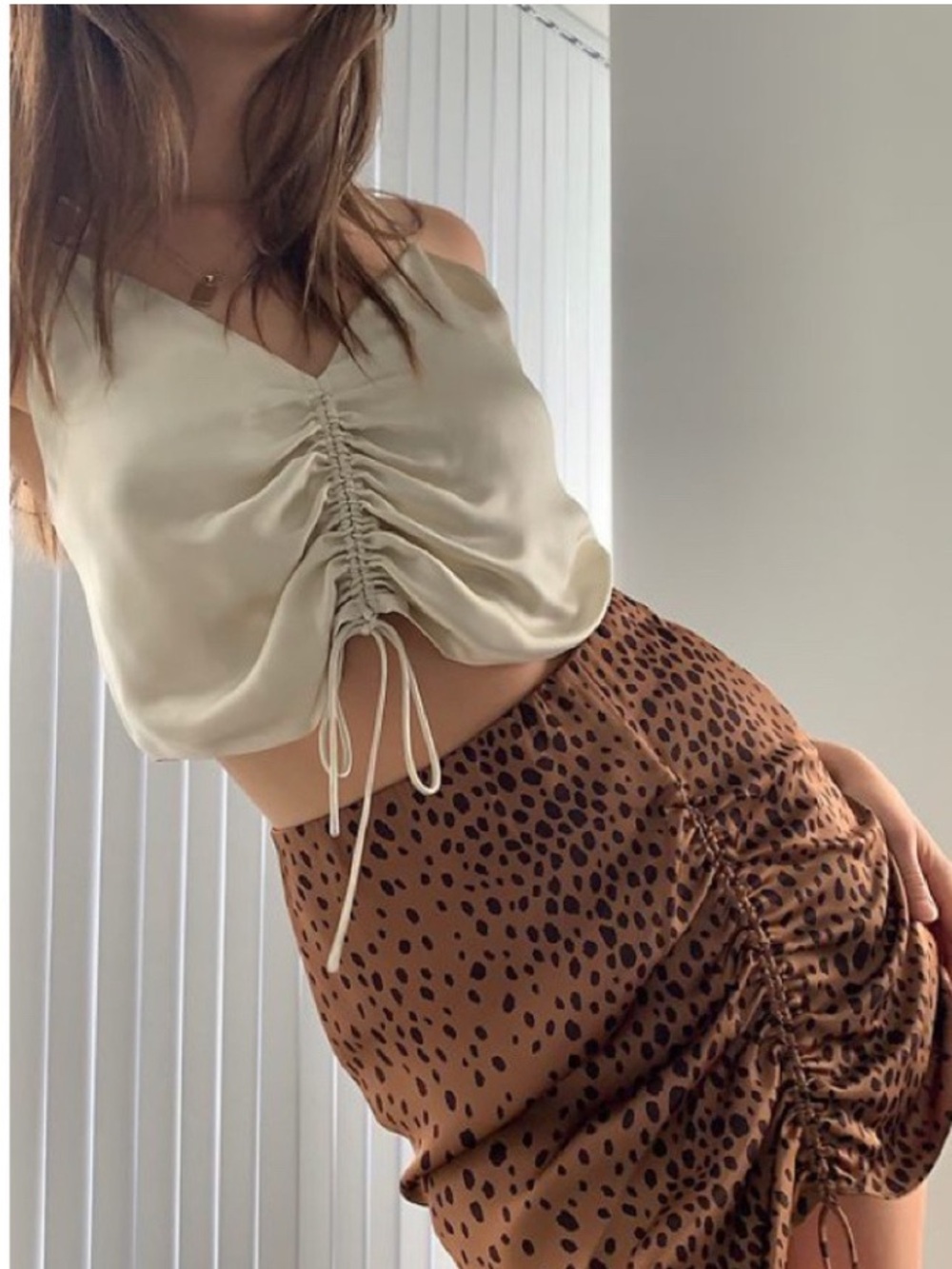 Aritzia Wilfred Verso Camisole - Size Medium - Cream/Ivory V-Neck Tank Ruching - Picture 3 of 12
